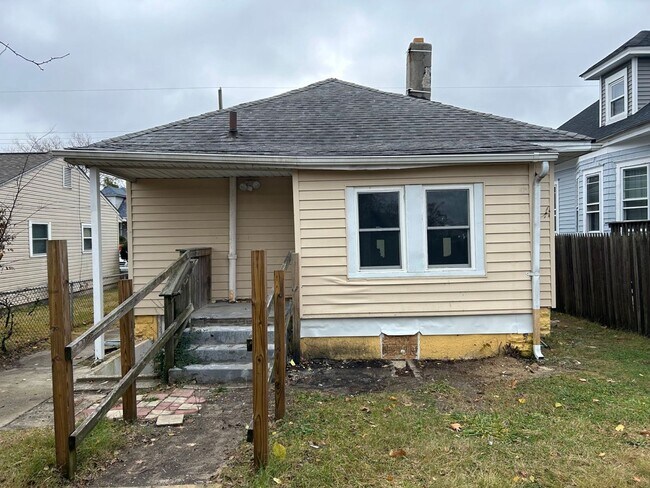 Building Photo - Newly Renovated 2 Bedroom Home With Baseme...