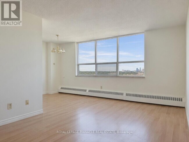 Photo du bâtiment - 5 Parkway Forest Dr