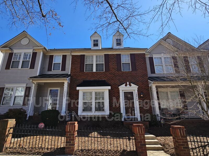 Foto principal - 18648 Oakhurst Blvd