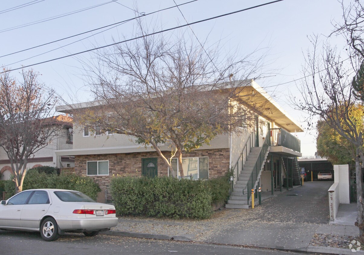 Primary Photo - 1741 Washington St