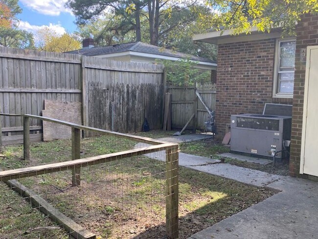 Building Photo - 1303 East 1st Street Duplex