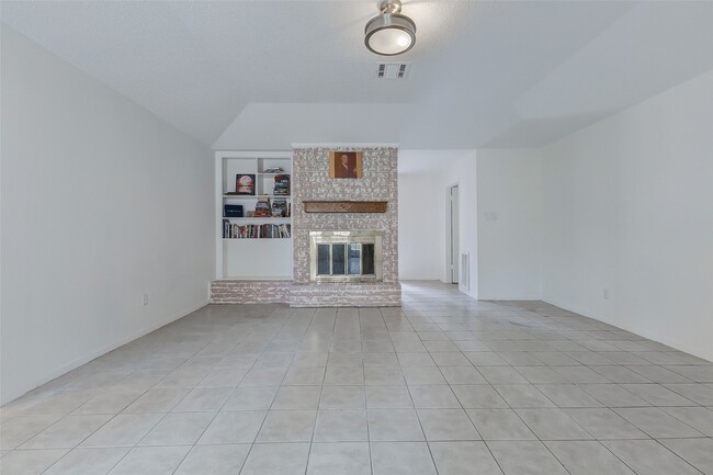 Foto del edificio - 6011 Coachgate Dr