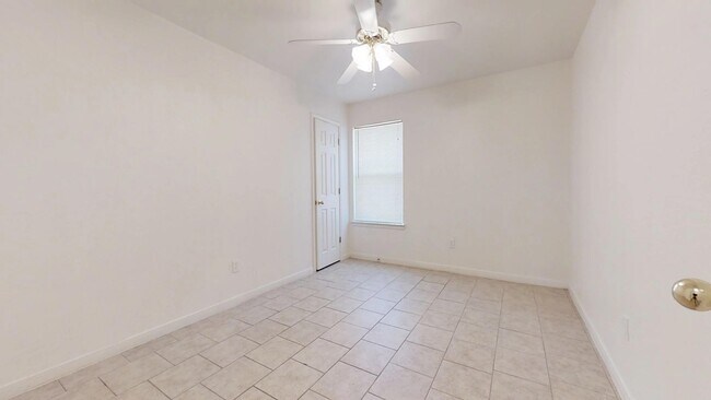 Foto del edificio - ALL TILE DUPLEX IN NOLANVILLE!!!