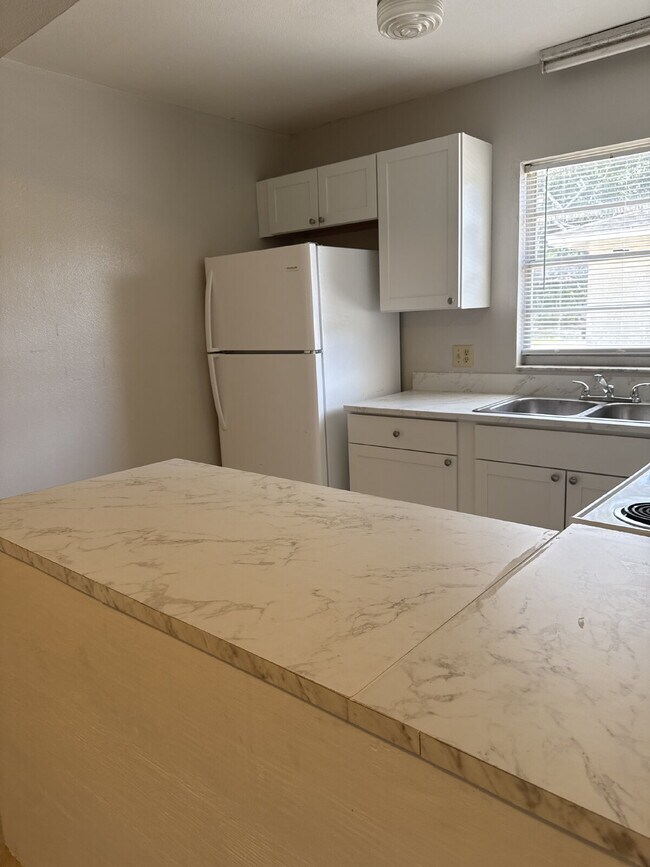 Foto del edificio - 2 bedroom 1 bath unit available for immedi...
