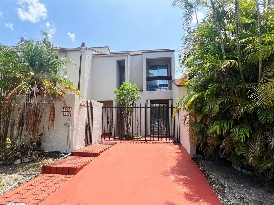 Primary Photo - 9155 Fontainebleau Blvd