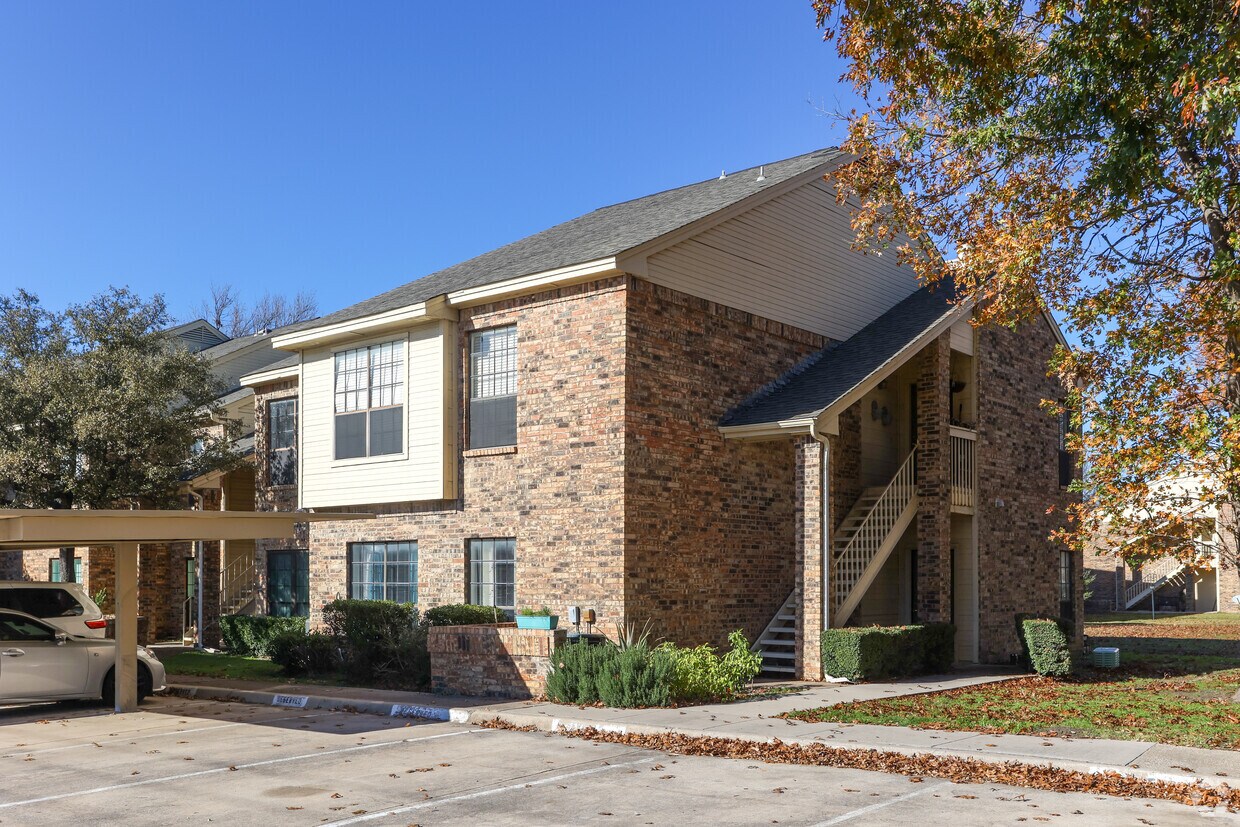 Entrada - Cobblestone Condominiums