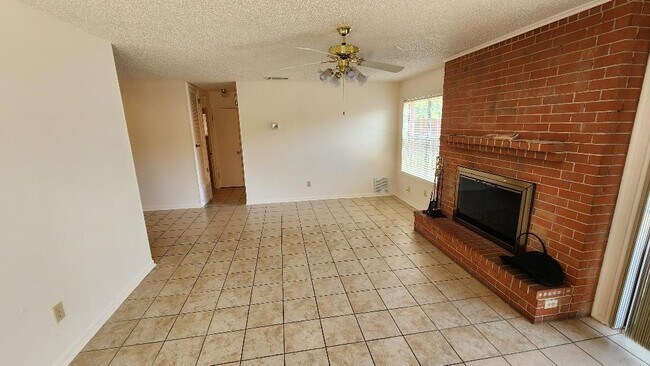 Foto del edificio - 8511 Woodstone Dr