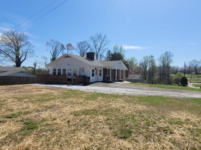 Foto del edificio - Spacious 3 Bedroom 2 Bath Brick Home in Mo...