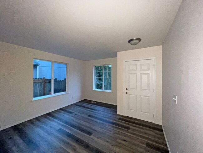 Foto del edificio - Charming 3 Bedroom Home In Spanaway