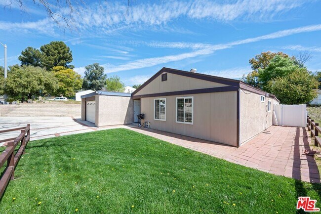 Foto del edificio - 28038 Lakehurst Ave