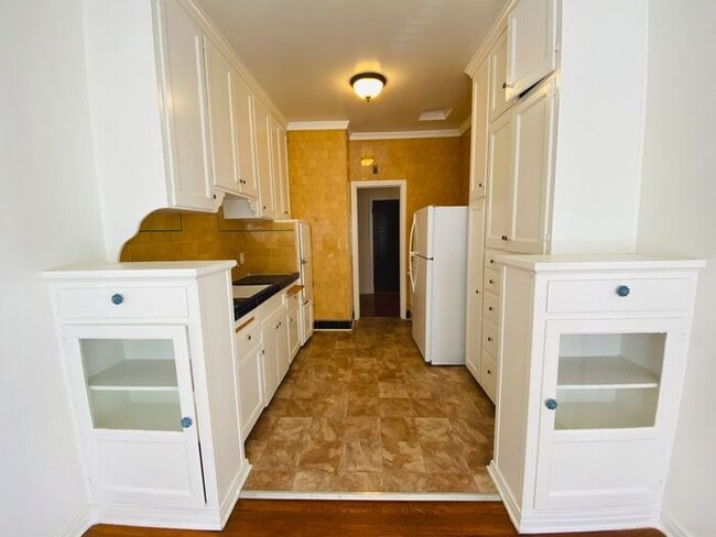 Building Photo - HUGE Miracle Mile Apt with Original Charm