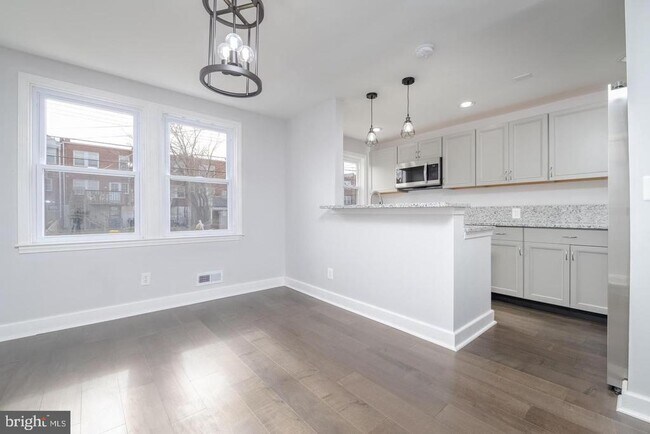 Building Photo - 3755 Ravenwood Ave