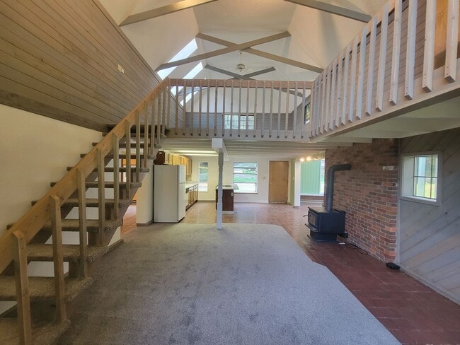 Building Photo - 3 bed, 1 bath home by Sacheen Lake