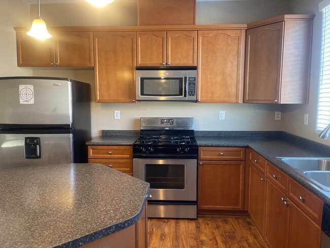 Foto del edificio - Large 2 Bedroom Sterling Ridge Town Home with 2 car garage