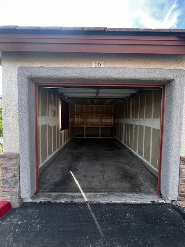 Foto del edificio - 3 Bedroom Condo - Gated - Summerlin - Detached Garage- New Carpet