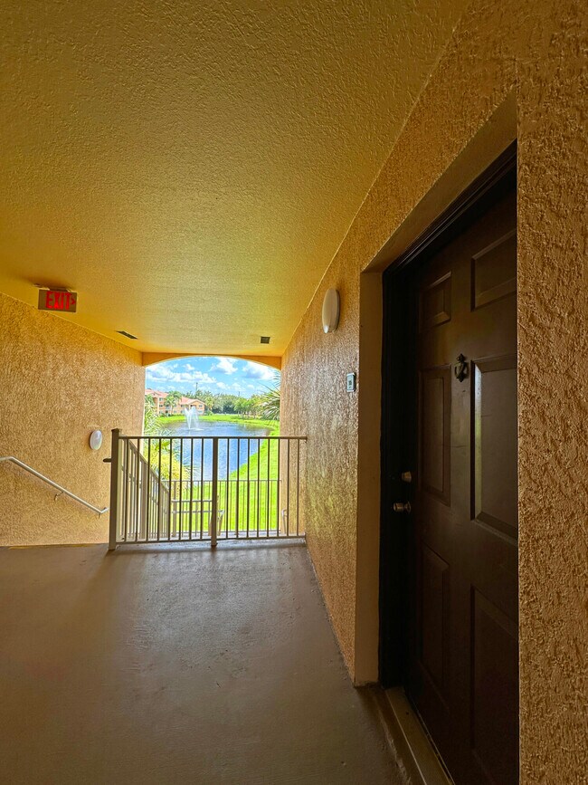 Building Photo - 131 SW Palm Dr