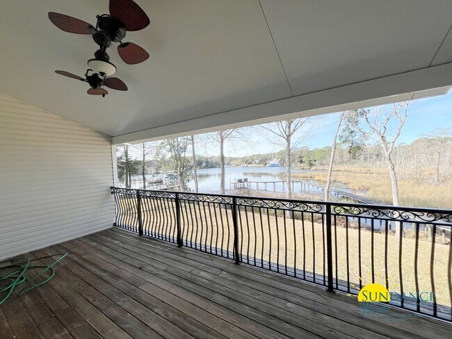 Foto del edificio - Stunning 3 Bedroom Waterfront Townhouse