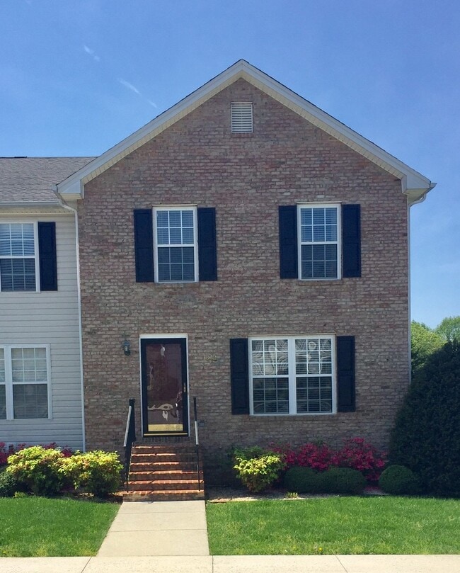 Foto del edificio - 4 Bedroom 3.5 Bath end unit- Available Aug...