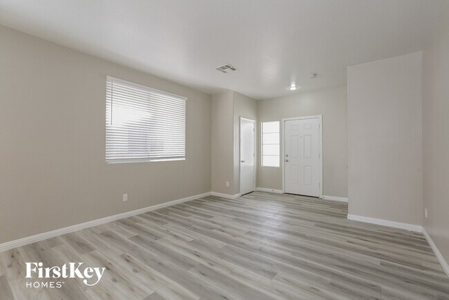 Foto del edificio - 8717 W Rochelle Ave