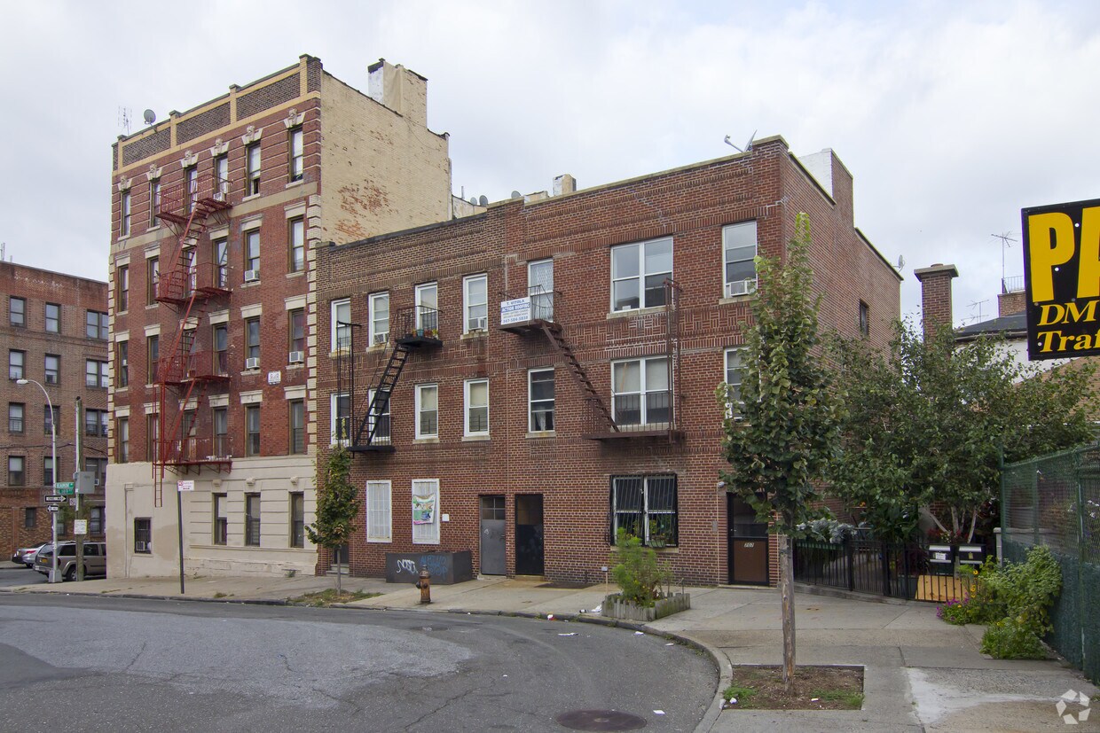 Building Photo - 707 E 189th St