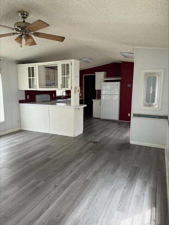 Foto del edificio - 663 N Railroad Ave