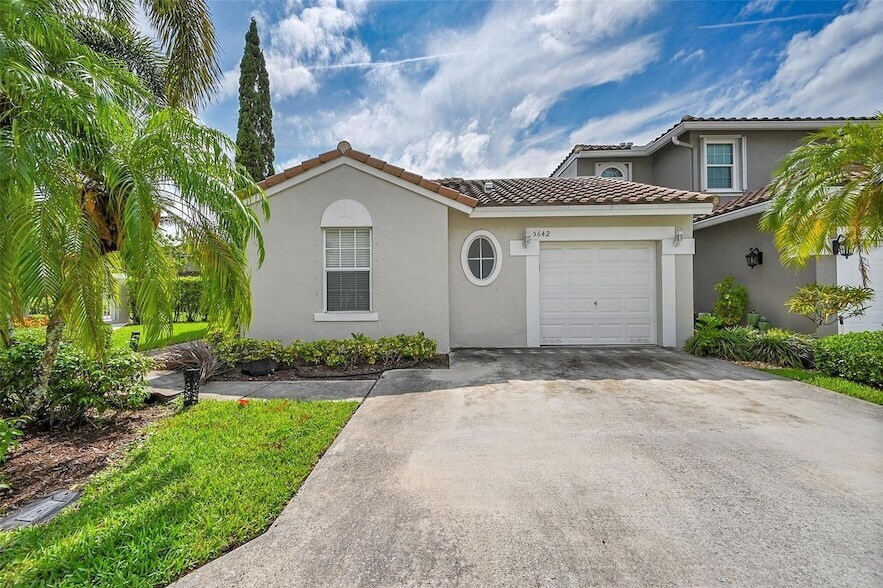 Foto principal - 5642 NW 118th Dr