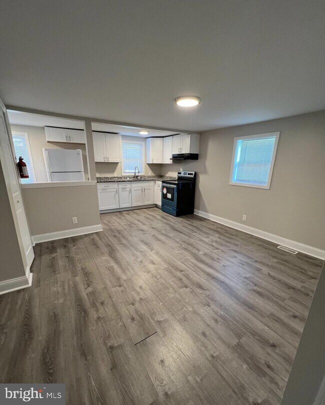 Building Photo - 38 Sharp Ave