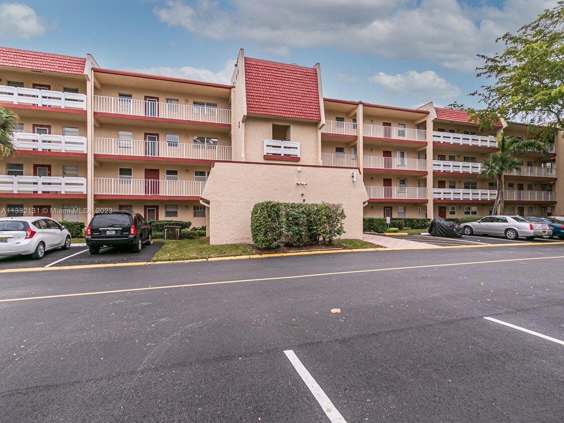 1005 Country Club Dr Unit 407, Margate, FL 33063 Condo for Rent in