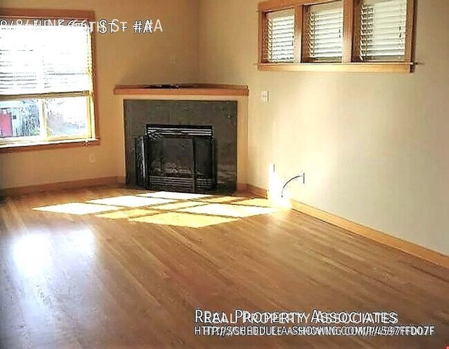 Building Photo - Townhome - 1/2 block to light rail - 1 car...