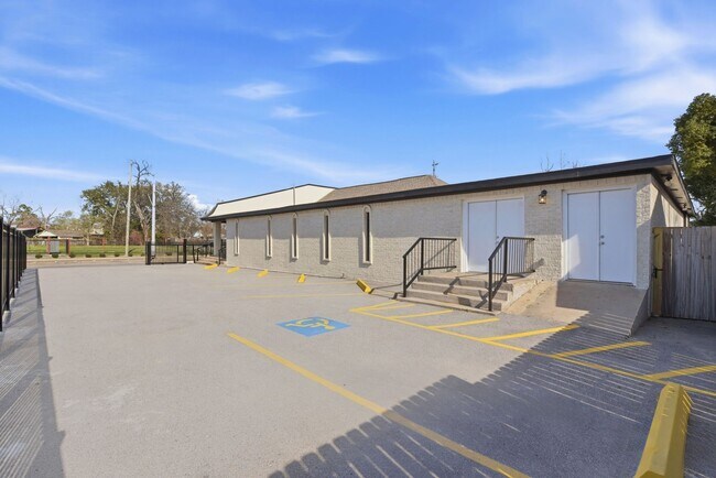 Foto del edificio - 3911 Fulton St