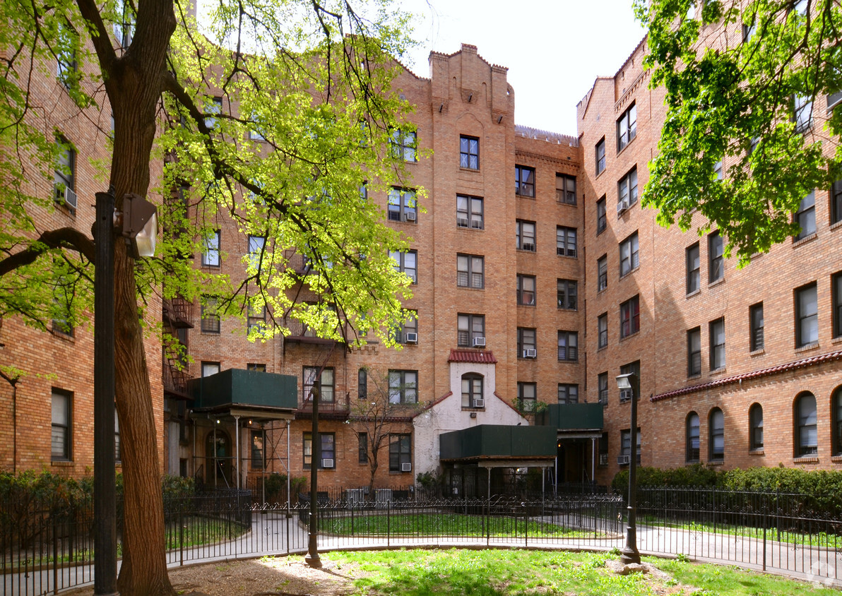 Apartments On Pelham Parkway