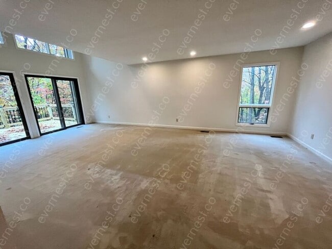 Building Photo - 207 Wildflower Way