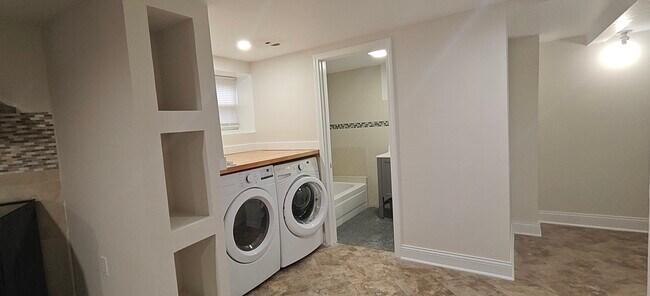 Foto del edificio - 4222 N Laramie Ave