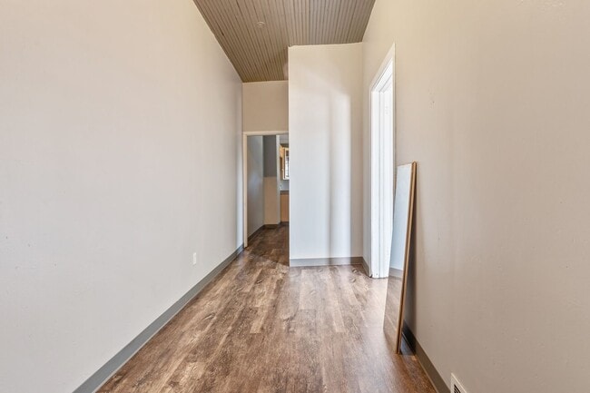 Building Photo - Updated 3 Bed/1.5 Bath With Bonus Rooms-Cl...