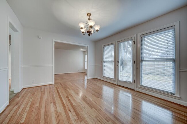 Building Photo - 819 Battlefield Dr