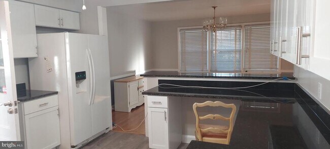 Foto del edificio - 9308 Cedar Ln