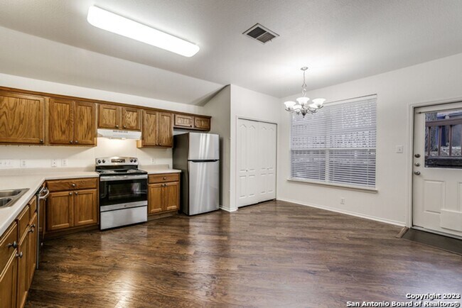 Foto del edificio - Stylish & Spacious 3-Bedroom Home Perfect for Students and Families