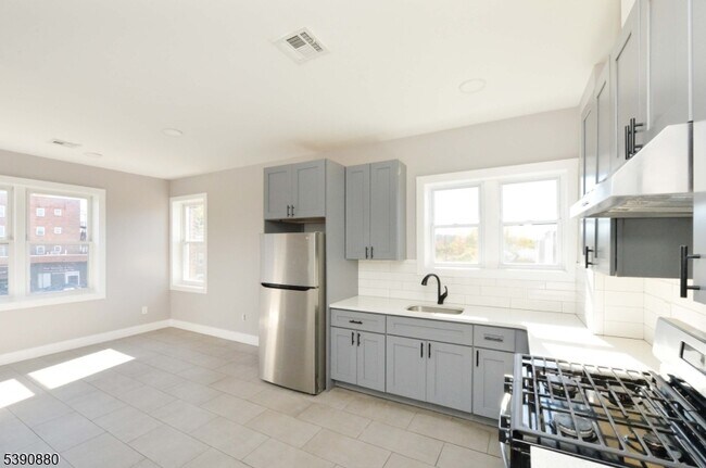 Foto del edificio - 9-9 Watsessing Ave