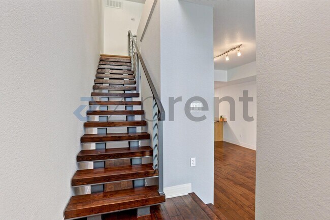 Building Photo - Unit 101