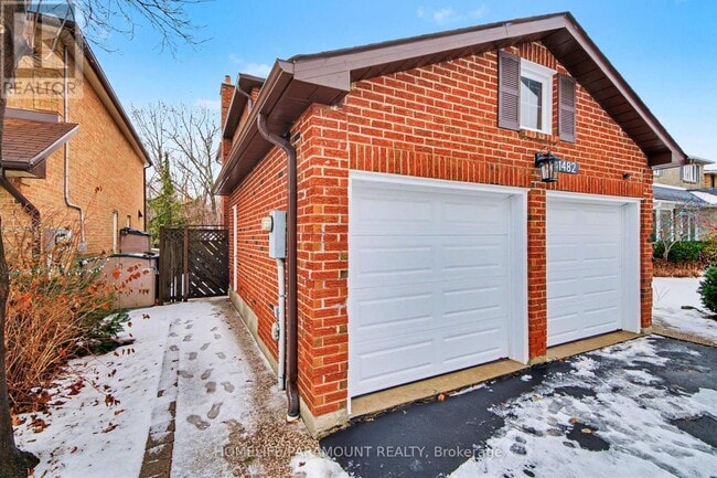 Building Photo - 1482 Queensbury Crescent