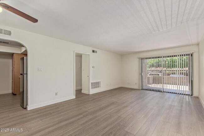 Foto del edificio - 3825 E Camelback Rd