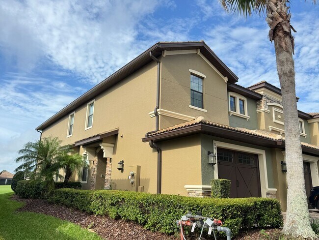 Foto del edificio - AVAILABLE NOW!!! Beautiful RENOVATED 2 Bedroom, 2 Bath Townhome in Davenport! Washer & Dryer INCL...