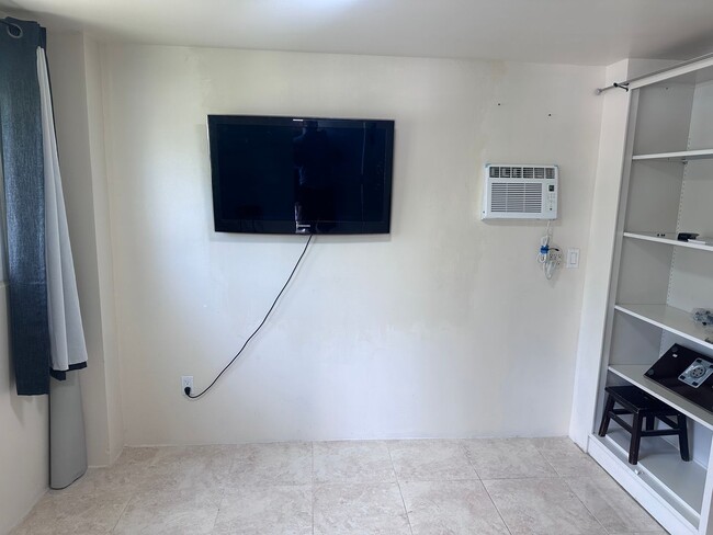Building Photo - Studio in North Miami Beach Includes Utili...