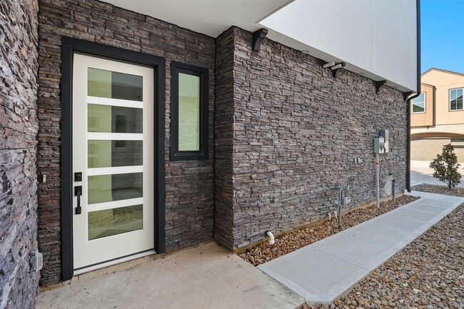 Building Photo - 2923 El Fenice Ln