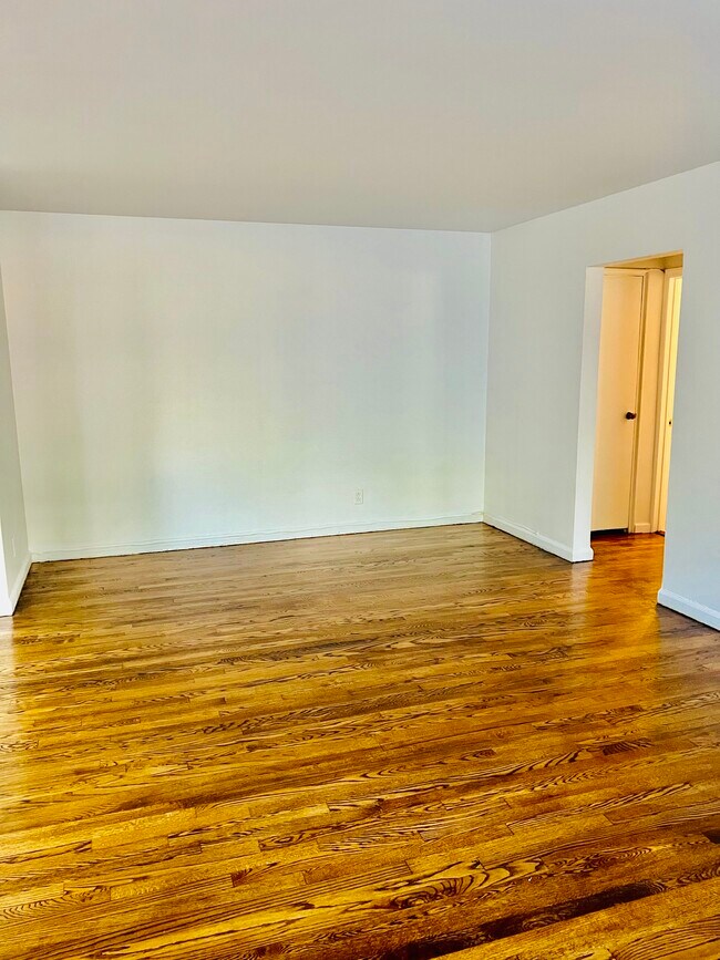 Building Photo - 294 W Post Rd