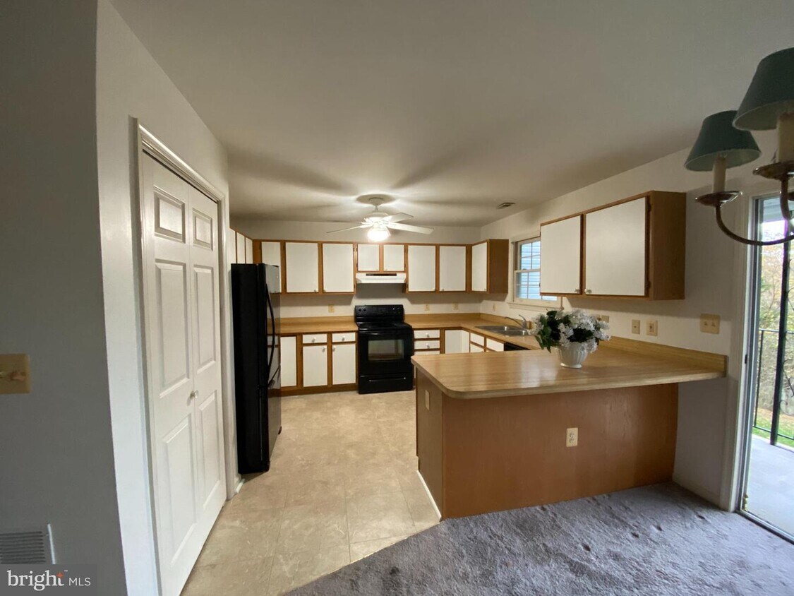 18 Stonewall Ct Unit 18, Middleburg, VA 20117 Room for Rent in