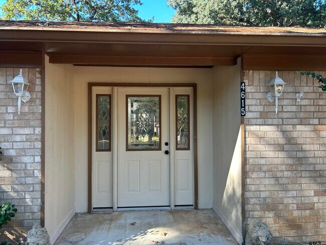 Foto del edificio - 4615 Edinburgh Dr