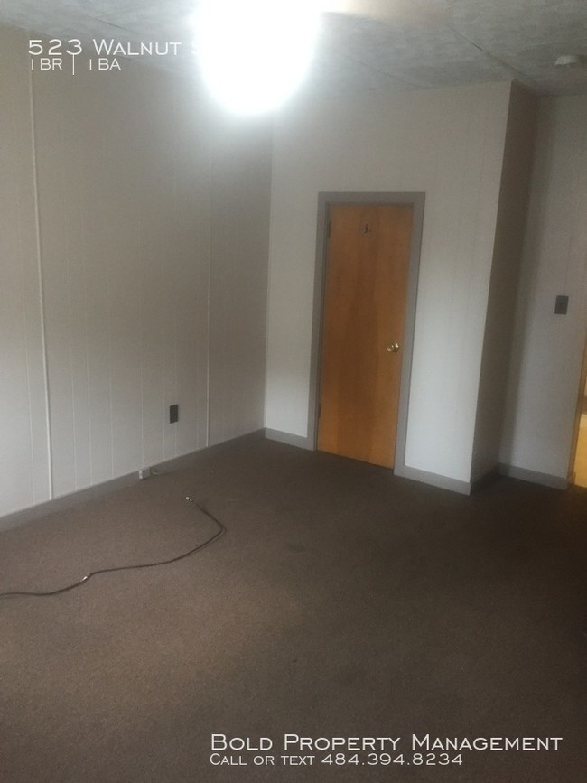 Building Photo - Efficiency  Apt.