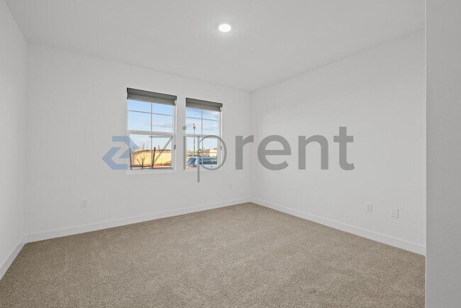 Building Photo - Unit