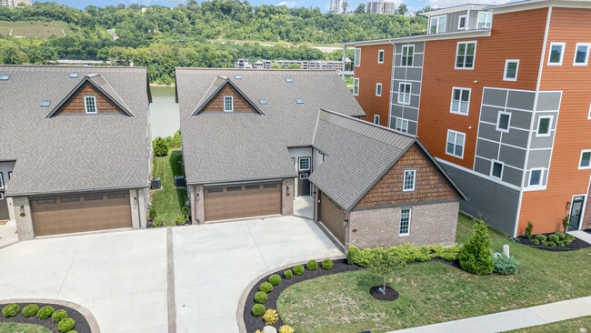 Building Photo - 605 Manhattan Blvd